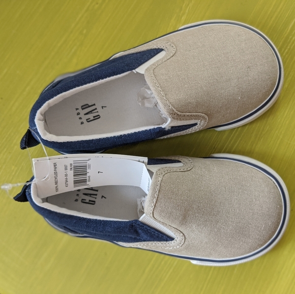 Gap canvas shoes size 7 toddler - Picture 3 of 3